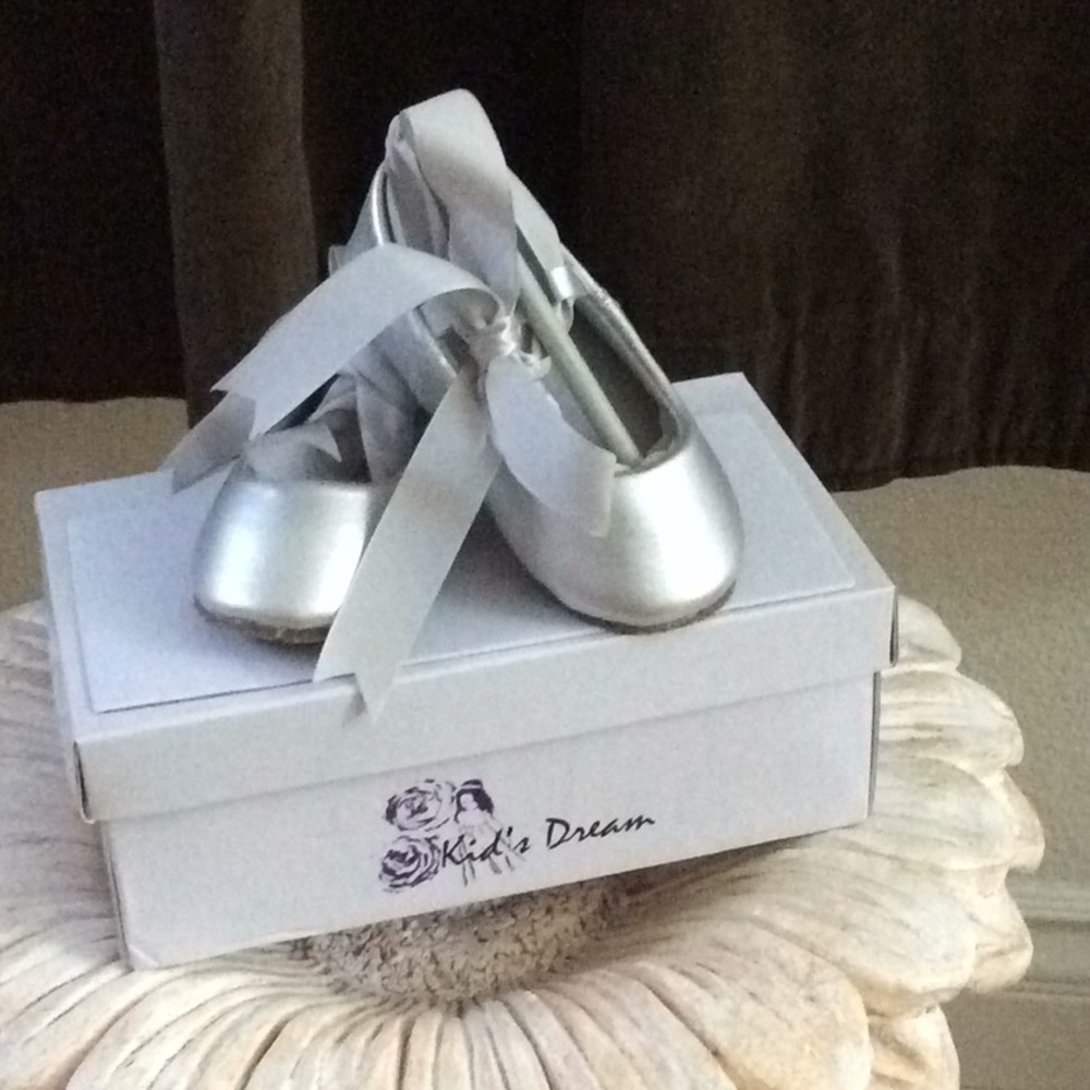 New In Box Lace Bow Leather Baby shoes